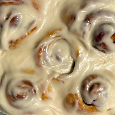 Small Batch Cinnamon Rolls Small Batch Cinnamon Roll Recipe, Small Batch Desserts, Small Batch Cinnamon Rolls, Cinnamon Streusel Muffins, Homemade Cinnamon Rolls Easy, Cinnamon Roll Frosting, Cinnabon Cinnamon Rolls, Batch Baking, Rolls Homemade