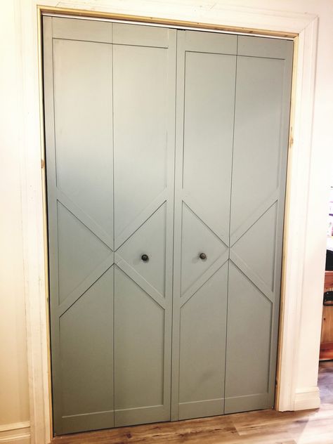 Budget Bifold Door Makeover • THE HOMEMADE ABODE Diy Wardrobe Doors, Wardrobe Door Ideas, Bifold Doors Makeover, Diy Closet Doors, Door Makeover Diy, Closet Door Makeover, Bifold Door, Bifold Closet Doors, Diy Wardrobe