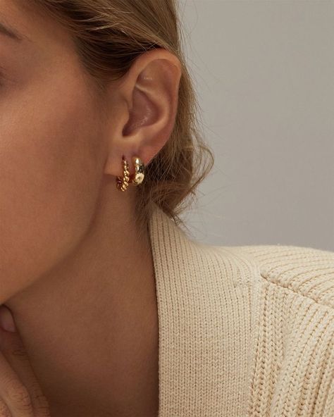 gold earring aesthetic clean girl aesthetic Amazon basics Gold Hoop Earrings Aesthetic, Earrings Gold Hoops, Double Earrings, Small Gold Hoop Earrings, Minimalist Earrings Gold, Small Gold Hoops, Earrings Aesthetic, Hoops Gold, Hoop Earring Sets