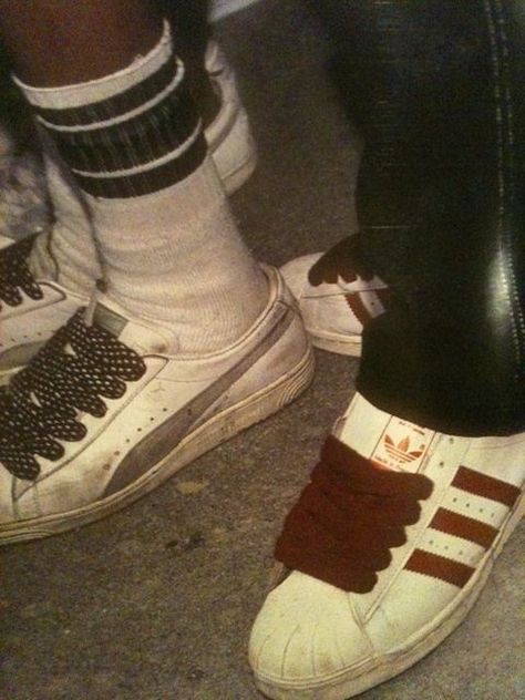 ADIDAS....WORE THEM Nwa Hip Hop, Hip Hop Fashion Dance, Look Hip Hop, Jamel Shabazz, Old School Rap, Hip Hop Aesthetic, Old School Aesthetic, 80s Hip Hop, Old School Hip Hop