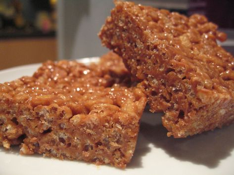 Rice Crispy Squares, Rice Krispie Cakes, Rice Krispies Recipe, Mars Bars, Rice Crispie, Rice Krispie Squares, Mars Bar, Tray Bake Recipes, Square Recipes