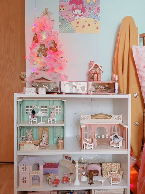 Calico Critter Storage, Calico Critters Display, Sylvanian Families Display, Abba Tattoo, Calico Critters Families, Room Organisation, Mini City, Doll House Crafts, Toys Toys