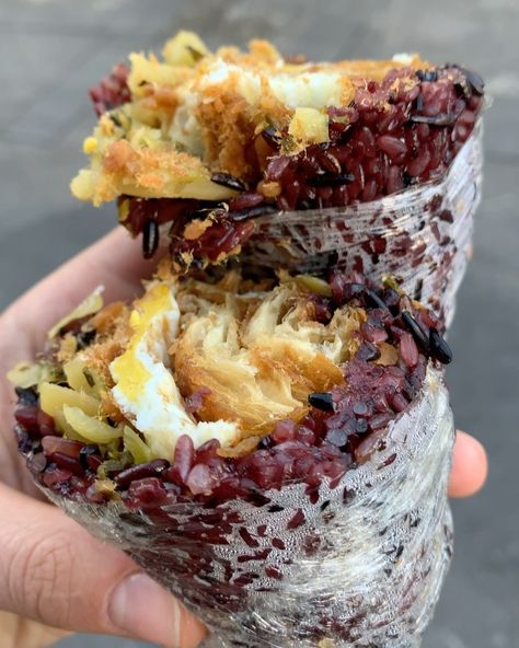 @foodbeast on Instagram: “FAN TUAN 😋👀// A sweet, sticky purple rice is wrapped and molded around a long, cruller-style Chinese pastry, known as ‘you tiao’ and makes…” Purple Rice Recipes, Fan Tuan, Taiwanese Recipes, Chinese Pastry, Pork Floss, Huge Tree, Purple Rice, Rice Wraps, Filo Pastry