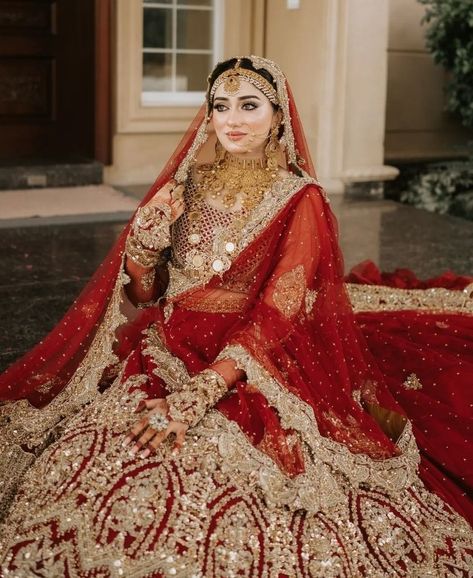 Mehroon Bridal Lehngas, Pakistani Bridal Wear Maroon, Silver And Red Bridal Dress Pakistani, Bridal Lehenga Maroon, Maroon And Gold Bridal Lehenga, Maroon Bridal Gown Pakistani, Red And Gold Pakistani Bridal Dress, Hijabi Brides, Pakistani Bridal Makeup