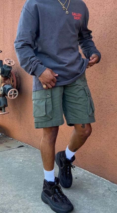 Cargo Shorts Men Outfits, Cargo Shorts Outfit, Style Cargo Shorts, Types Of Shorts, Young Mens Fashion, Mens Shorts Outfits, Cool Look, Short Men Fashion, Mens Fashion Inspiration