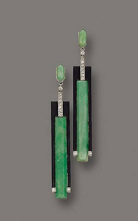 Art Deco gold, platinum, jade, and diamond pendant earrings. Gérard Sandoz, 1925. Bijoux Art Deco, Bijoux Art Nouveau, Diamond Pendent, Jade Earrings, Art Deco Stil, Jade Jewelry, Deco Jewelry, Van Cleef, Sea Glass Jewelry