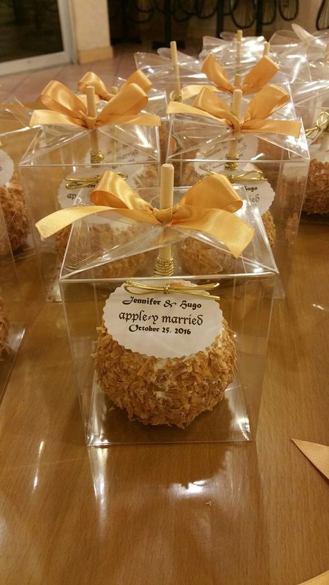 Caramel Apple Favors Wedding, Candy Apple Centerpieces, Carmel Apple Wedding Favors, Caramel Apple Wedding Favors, Candy Apple Boxes, Caramel Apple Favors, Wedding Candy Apple Ideas, Candy Apple Wedding Favors, Candy Apple Party Favors