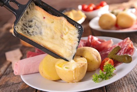 De délicieux morceaux de charcuterie et des pommes de terre recouvertes de fromage fondu… Difficile de résister à une raclette durant les longues soirées d’hiver. Mais comment faire pour la rendre plus légère ? L’animatrice Julie Andrieu partage ses conseils. Raclette Dinner Party, Pizza Raclette, Easy Cheese Fondue, Raclette Originale, Raclette Recipes, Beer Cheese Fondue, Raclette Cheese, Fondue Recipes Cheese, Raclette Party