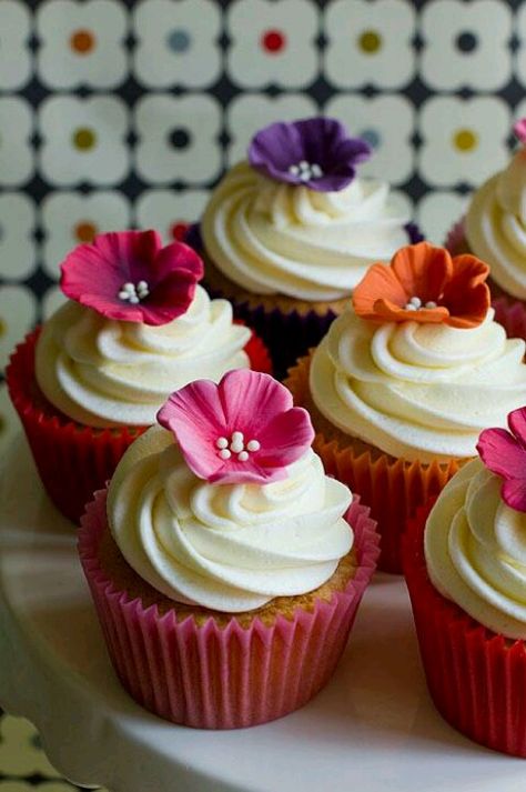 Flor Hawaiian Flower Cupcakes, Luau Party Cupcakes, Muffins Decorados, Hawaiian Cupcakes, Tropical Cupcakes, Hawaiian Cake, Iced Biscuits, Cupcake Cake Designs, Individual Cakes