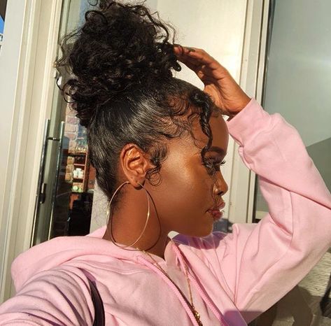 Friends Hairstyles, Messy Bun Curly Hair, Trendy We Fryzurach, Curly Bun Hairstyles, Curly Bun, Textured Curly Hair, Hairstyle Youtube, Curly Hair Photos, Girl Braids