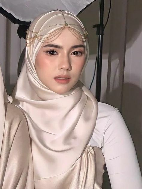 Hijab Styles For Party, Party Hijab, Hijabi Brides, Minimal Wedding Dress, Muslimah Wedding Dress, Muslimah Wedding, Wedding Dress Sketches, Simple Hijab, Hijab Style Tutorial