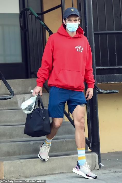 Harry Styles Street Style, Harry Styles Looks, Perfect Handwriting, Harry Styles Outfit, Muscular Legs, Mon Cheri, Running Workout, Harry Edward Styles, Edward Styles