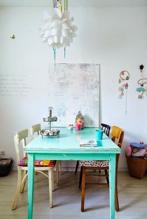 18 Cool IKEA Ingo Table Ideas And Hacks You’ll Love Bohemian Chic Home, Deco Pastel, Eclectic Homes, Turquoise Table, Mismatched Chairs, Rustic Dining Room, Bright Kitchens, Design Del Prodotto, Painted Table