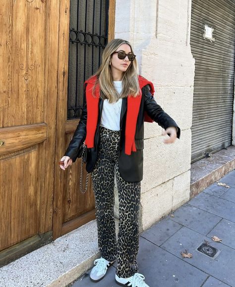 Colorful Scarf Outfit, Leopard Jeans Outfit, Leopard Pants Outfit, Chic Outfits Edgy, French Outfits, Leopard Print Outfits, Leopard Print Fashion, Leopard Outfits, Leopard Jeans