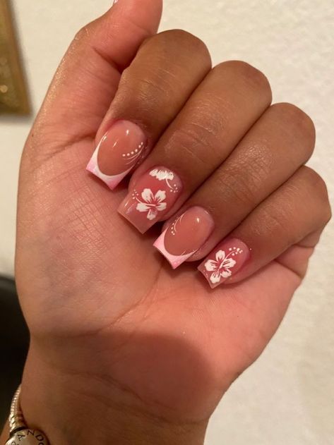 My nail idea in summer Summer Holiday Nail Inspiration, Nail Inspo For Italy, Nail Ideas Holiday Summer, Summer Holiday Nails Short, Nail Ideas Hibiscus, Simple Hibiscus Nails, Holiday Nails Summer Acrylic 2024, Short Hibiscus Nails, Pink Flower Acrylic Nails