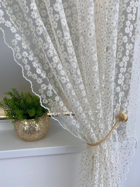 Lace Curtains Living Room, Cottagecore Accessories, Curtains Style, Curtains Ideas, Beautiful Windows, Lace Curtains, Window Dressings, Home Curtains, Curtain Decor