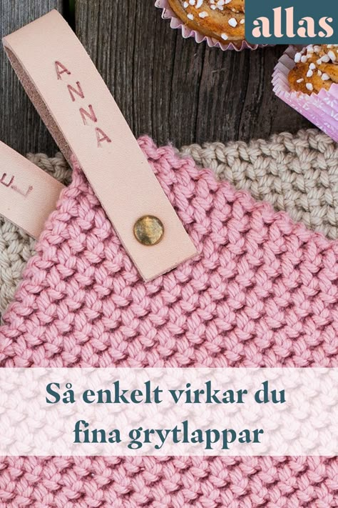 Närbild på två grytlappar som ligger på varandra, en rosa och en beige. På den rosa syns en hängare i läder där det står Anna på. På bilden står det så enkelt virkar du fina grytlappar. Stick O, Commonplace Book, Bra Hacks, Crochet Food, Diy Presents, Classroom Inspiration, Diy Household, Crochet Home, Knitting For Beginners