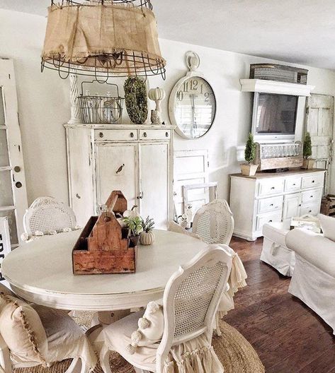 10 Inspiring Home Decor Instagram Accounts - Beauty For Ashes Camera Shabby Chic, Farmhouse Dining Rooms Decor, Vibeke Design, Chic Dining Room, Shabby Chic Dining, Farmhouse Dining Room Table, Smart Tiles, Shabby Chic Room, Interior Vintage