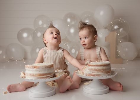 Smashed Cake Photoshoot, Twin First Birthday Photoshoot, Twins First Birthday Photoshoot, Smashed Cake, Twin Baby Birthday, Twin Cake Smash, Birthday Shoots, Twins Posing, Twin Birthday Cakes