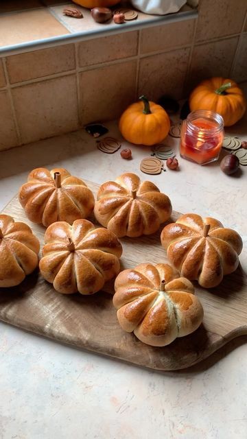 Sophie Bakas 🧿 on Instagram: "Pumpkin shape bread 🎃

Written recipe and measurements are on the link on my profile 

Ingredients:
25g fresh yeast
120g whole milk
120g water
1 egg
1 egg yolk
550g all-purpose flour
20g granulated sugar
10g salt
100g unsalted butter (room temp.)

Instructions:
Mix together the fresh yeast, milk, water, egg send egg yolk
Stir in the flour, sugar and salt
Add the butter and mix for 10 to 15min - until the it forms a smooth dough 

Let the dough rise for 20min

Shape into 10 little pumpkins (+- 100g each) -> I used 4 little strings to make the pumpkin shape
Do not tighten the strings too much

Preheat oven to 200°C

Let the little pumpkins rise for 15min

Bake at 200°C for 15min

Transfer to a wire rack to cool completely 

Enjoy 🧡

#pumpkin #bread #baking #f Pumpkin Shaped Bread, Fresh Yeast, Shaped Bread, Best Homemade Bread Recipe, Fall Dessert Recipes, Easy Family Dinners, Fall Baking, Bread Recipes Homemade, Fall Desserts