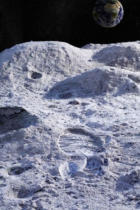 Footprints on the moon.  RIP Neil, you taught American youth to dream big. Moon Close Up, Moon Man, Moon Surface, Nasa Mars, Moon Walk, Space Universe, Surface Art, Star Photography, Moon Photos