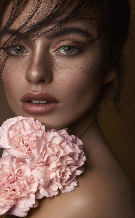 Beauty Fotografie, Shooting Studio, Woman With Flowers, Beauty Makeup Photography, Studio Portrait Photography, Spring Photoshoot, Flower Photoshoot, Photoshoot Makeup, Photography Editorial