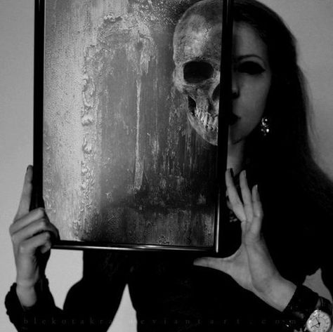 Surreal Photos, A Skull, Dark Photography, The Dark Side, Dark Beauty, A Mirror, Gothic Art, Pics Art, Abba