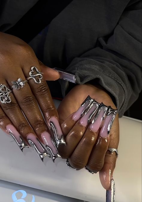 Silver Chrome Nails Designs, Nails Inspo Short, Silver Chrome Nails, Black Silver Nails, Silver Acrylic Nails, Curved Nails, Chrome Nails Designs, Acrylic Nail Set, Hard Nails