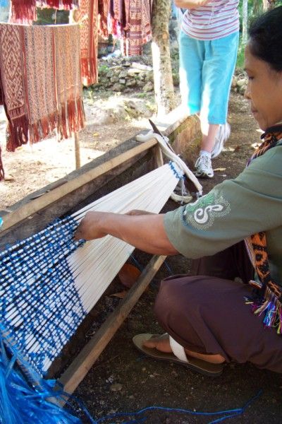 A cotton warp being tied for ikat Ikat Technique, Painted Warp, Ikat Weaving, Tenun Ikat, Inkle Loom, Weaving Tutorial, Fibres Textiles, Weaving Textiles, Weaving Projects