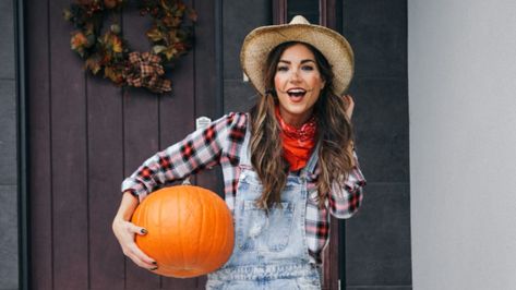 The Halloween season is the perfect time to have fun with makeup, and scarecrow makeup is a superb Halloween costume. Here’s how you can do it! Costumes With Overalls, Cute Scarecrow Costume, Farmer Halloween Costume, Scarecrow Costume Women, Scarecrow Outfits, Farmer Halloween, Farmer Costume, Diy Scarecrow Costume, Basic Halloween Costumes