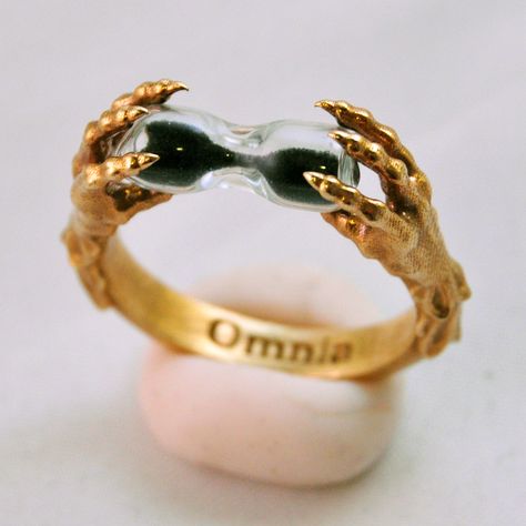 Moira ring from Omnia. Someone please buy this for my next bday! It even had raven feet! Zombie Dragon, Vampire Bats, Dragon Fairy, Edward Gorey, Mode Hippie, Indie Jewelry, Halloween Vampire, Horror Halloween, Gothic Horror