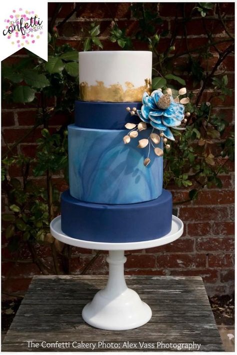 Blue wedding cke Geode Wedding Cake, Cake With Gold Leaf, Marbled Cake, Bubble Cake, Cake With Gold, Geode Wedding, Watercolor Cake, Gateaux Cake, Amazing Wedding Cakes