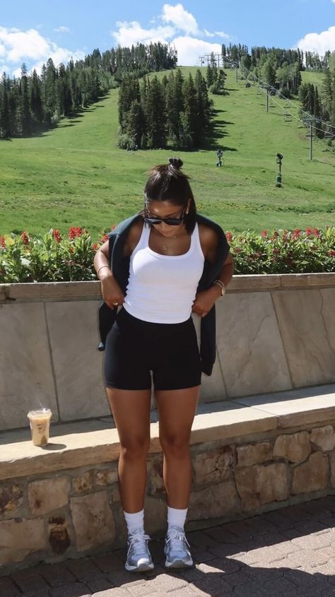 Athletic Baddie Outfits, Normal Body Fashion, Errands Outfit Summer Black Women, Chill Shorts Outfit, Workout Lounge Outfits, Denim Shorts With Sneakers Outfit, Baddie Athleisure Outfits, Chilled Summer Outfits, Cozy Outfit Ideas Summer