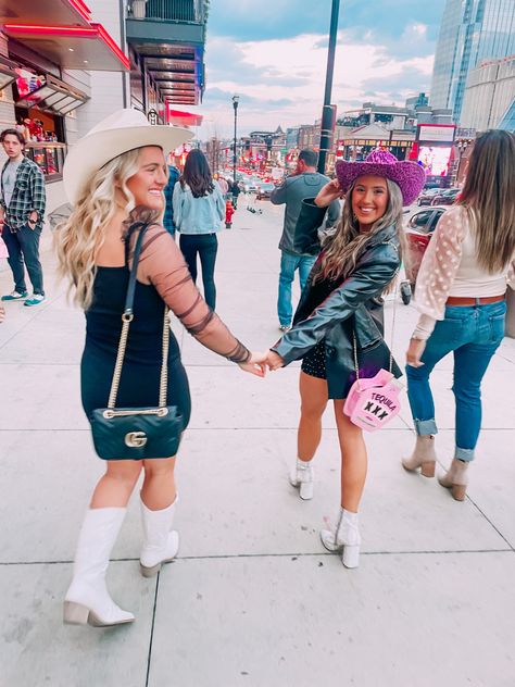 Poses For Pictures Instagram Nashville, Nashville Friend Pictures, Pink Nashville Aesthetic, Nashville Aesthetic Pictures, Nashville Instagram Pictures, Nashville Photo Ideas, Nashville Poses, Nashville Picture Ideas, Nashville 21st Birthday