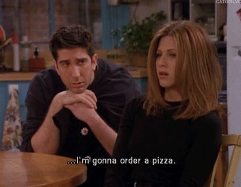 When Ross and Rachel got hungry in the middle of their break-up. | The 27 Most Iconic "Friends" Scenes, According To Tumblr Series Quotes, Friend Jokes, Friends Scenes, Pizza Shirt, Ross Geller, Septième Art, Friends Moments, Friends Series, I Love Cinema