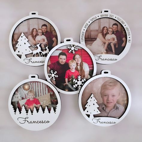 🎄✨ ¡Haz de esta Navidad un momento inolvidable con nuestras esferas navideñas personalizadas! 🌟 Imprime tus recuerdos más queridos y llévalos a tu árbol. Perfectas para regalar o para decorar tu hogar. ¡Dale un toque único a tus fiestas! 📸✨ ¿Listo para crear tu esfera? Envíanos tus fotos y nosotros nos encargamos del resto. #Navidad #EsferasPersonalizadas #RecuerdosNavideños #Decoración #RegalosConAmor #HechoAMano #ChristmasOrnaments #MemoriesMatter Ideas Navidad, September 19, Christmas 2024, Wooden Crafts, Christmas, On Instagram