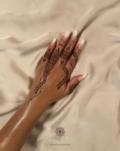 Cute Henna Designs, Henna Style Tattoos, Henna Nails, Henna Designs Wrist, Floral Henna Designs, Henna Inspired Tattoos, Finger Henna Designs, Tato Henna, Henna Tattoo Hand