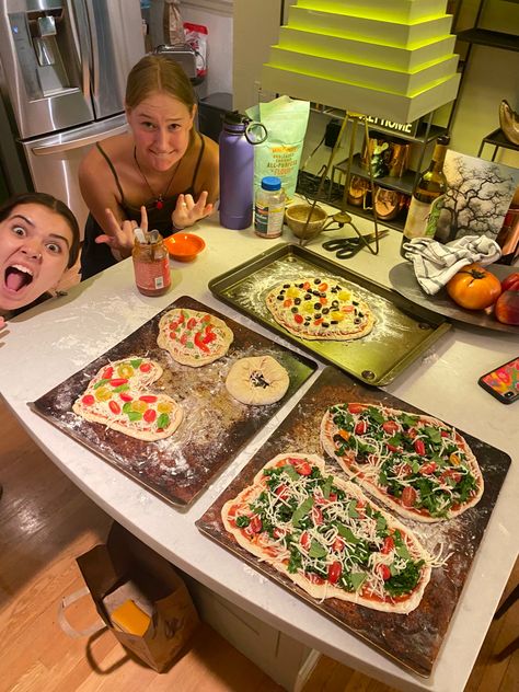 Cooking With Friends Recipes, Girl Dates Friends, Girls Pizza Night, Pizza Night Aesthetic, Dinner Date Ideas, Girly Activities, Cooking Date, 2024 Activities, Pizza Friend