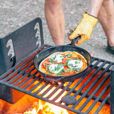 Camping Pizza, Diy Glamping, Campfire Pizza, Campfire Dinners, Pizza From Scratch, Camping Dishes, Camping Dinners, Fire Food, Dutch Oven Cooking