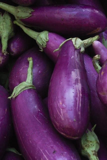 Farmers Market Food, Purple Eggplant, Purple Kitchen, Color Lila, Purple Love, Art Food, Eggplant Purple, All Things Purple, Purple Lilac