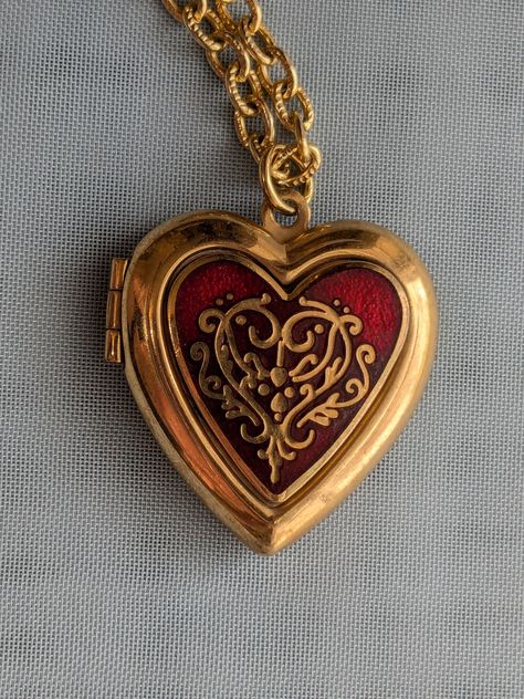 Vintage Gold Tone and Red Heart Shaped Locket Pendant from MMA Metropolitan Museum of Art 1984 Signed.  Good vintage condition.  I added the necklace chain as a free starter chain so it is ready to wear. Old Locket Aesthetic, Vintage Red Heart Necklace, Heart Necklace Locket, Unique Locket Necklace, Vintage Locket Necklace, Vintage Heart Locket, Vintage Gold Jewelry, Grandma Jewelry, Envelope Necklace