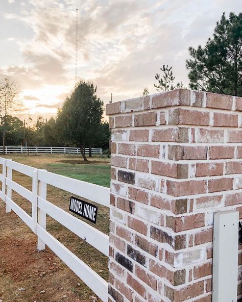 Farm Fence Ideas Country Life, Farmhouse Fence Ideas Front Yards, White Farm Fence, Farmhouse Fencing, Farm Fence Ideas, Farm Fence Gate, Property Entrance, Front Driveway Ideas, White Fence Farm