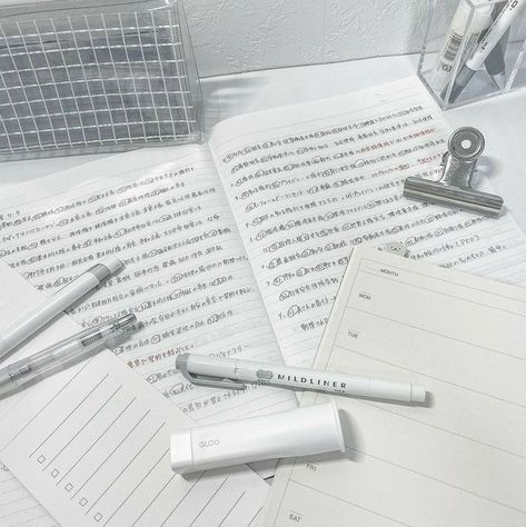 White Studying Aesthetic, Study White Aesthetic, White Study Aesthetic, Productive Studying, Organizing Motivation, Muji Stationery, Desk Organizing, School Minimalist, Motivation Productivity