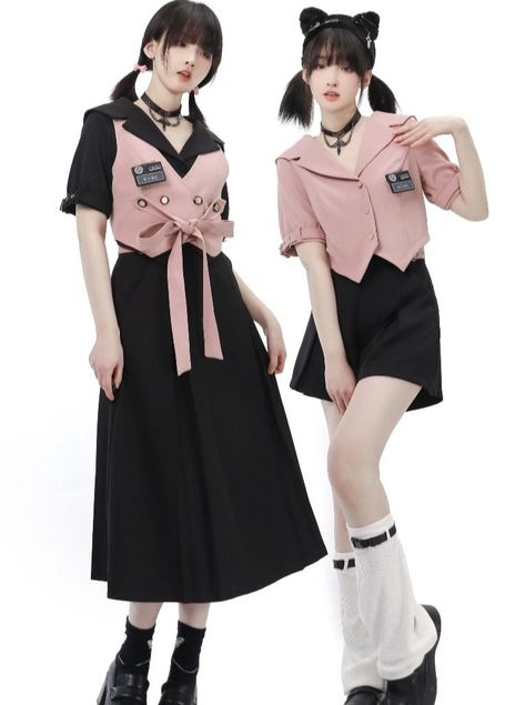 ❤︎Pink Black Big Swing College Design Wappen Setup❤︎ Black And Pink Clothes, Aesthetic Uniforms, Chemise Rose, Pink Clothes, Pink Shirts, Rose Noir, College Design, Half Skirt, Style Noir