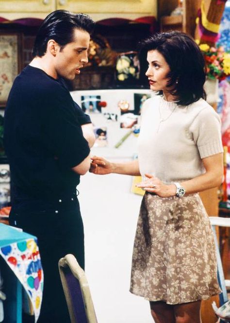 Monica Geller in tan short sleeve sweater and floral print skirt Monica Geller Outfits, Monica And Rachel, Estilo Rachel Green, Rachel Green Outfits, Style Année 90, 90s Inspired Outfits, Monica Geller, Glamour Uk, Salopette Jeans