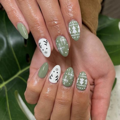 White Winter Nails, Deer Nails, Xmas Nail Designs, Snow Nails, Xmas Nail Art, Green Acrylic Nails, Tree Nails, Christmas Nails Easy, Almond Shape