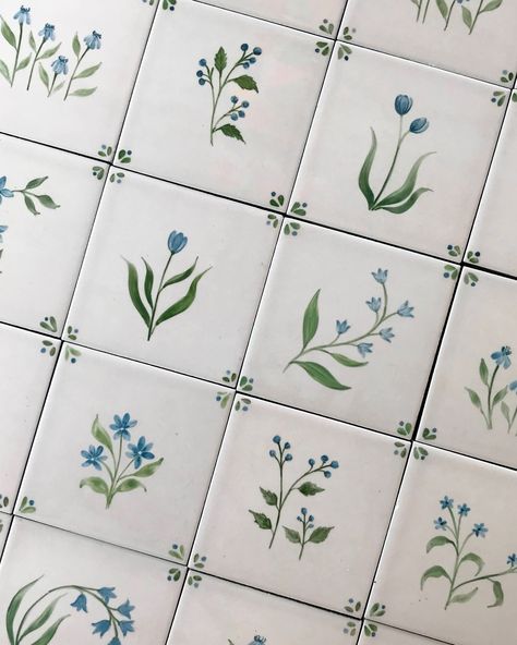 🌸6 of our favourite floral tile projects! Swipe to see them all and tell me your favourite :) It’s no surprise that floral designs are what we paint the most on our custom kitchen tiles - there’s an old-world, vintage charm to handpainted floral tiles, and whenever I picture a kitchen with pretty floral tiles, I imagine a warm, cosy home where memories are made over lovingly cooked food! Here are some of my favourite floral tile projects - ranging from monochromatic browns and blues to paste... Hand Painted Subway Tile, Mediterranean Backsplash Tile, Diy Tile Kitchen Backsplash, Flower Kitchen Tile, Pastel Tiles Kitchen, Pretty Tile Backsplash Kitchen, Tile In Kitchen Wall, Kitchen With Colourful Tiles, Blue Floral Kitchen