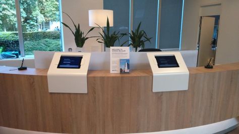 At Sodexo HQ in Belgium, wooow effect guaranteed Tablet Stand Design, Ipad Holders, Counter Detail, Laundry Shop, Lobby Lounge, Office Remodel, Ipad Holder, Tablet Stand, Lounge Seating