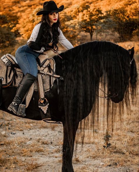 Horse Back Riding Outfits Black Women, Vaquera Photoshoot Ideas, Horse Photoshoot Ideas Outfit, Outfit Ranchero Mujer, Buchona Photoshoot, Vaquera Photoshoot, Ootd Vaquero, Vaqueras Outfit, Horse Portrait Photography