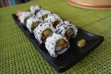 10 Sushi roll recipes - Without raw fish ⋆ Make my Sushi Sushi Recipes California Roll, Easy Sushi Recipes, California Roll Recipes, Make Sushi At Home, Wine Party Food, California Roll Sushi, Raw Sushi, Sushi Recipes Homemade, California Rolls